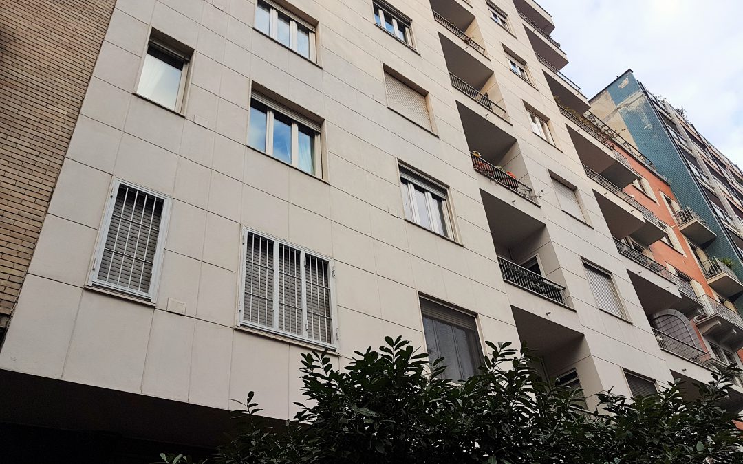 In Viale Romagna vendiamo ampio ufficio con passo carraio, cortile e ampio box.