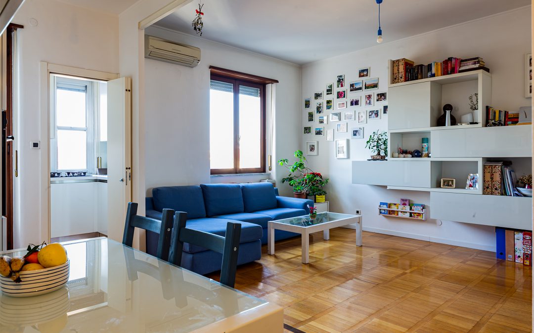 Ampio bilocale PANORAMICO, doppia esposizione due balconi. Cantina di pertinenza. RISTRUTTURATO.