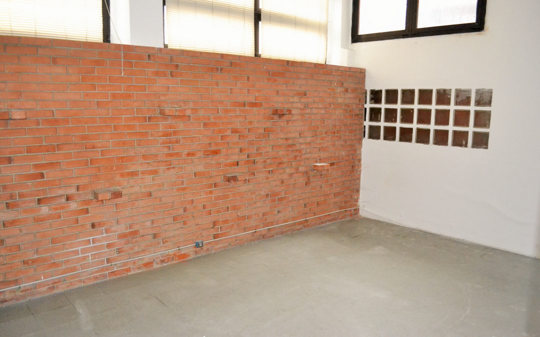 Ampio ufficio, doppia esposizione, doppi servizi, con box triplo e cortile di proprietà, Viale Romagna, Milano.