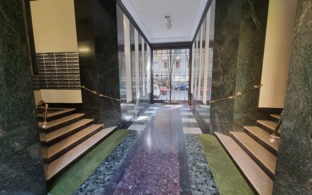 Ampio bilocale arredato piano alto con balcone, ottime condizioni!