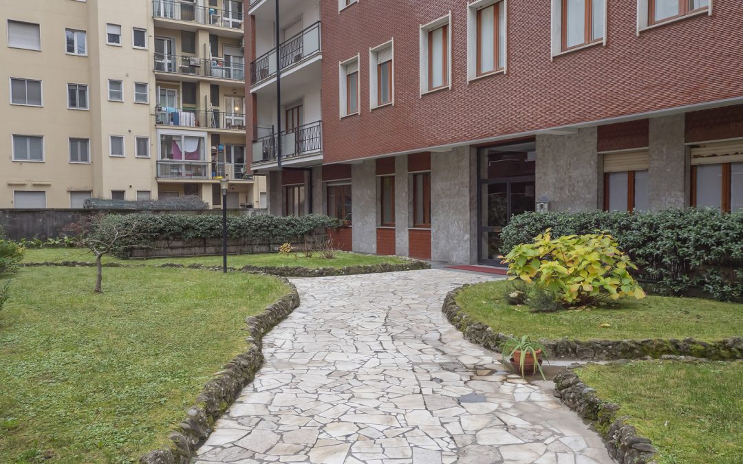 Trilocale con doppi servizi con cantina e posto auto.