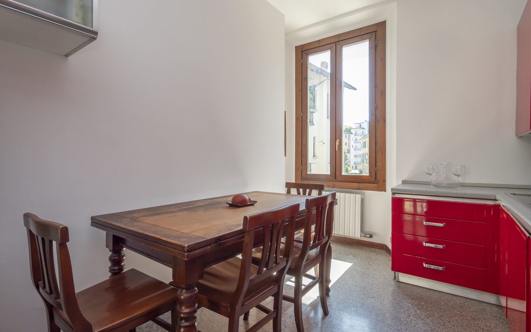 Via Noe. Ampio bilocale con cucina abitabile piano alto.