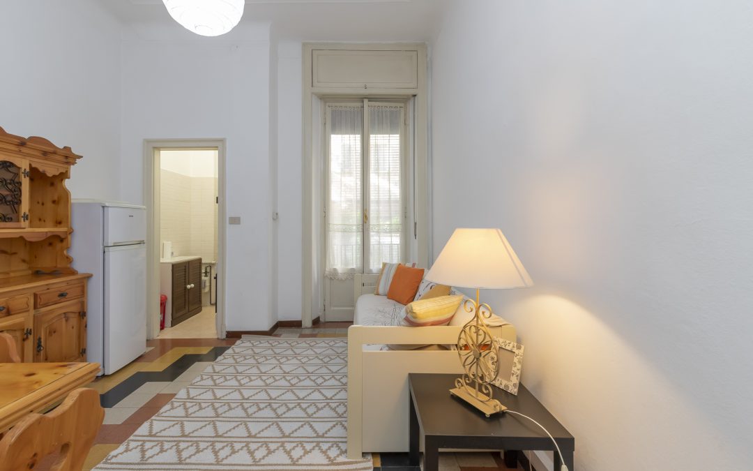 Bilocale arredato. Biesposto con balcone. LIBERO SUBITO