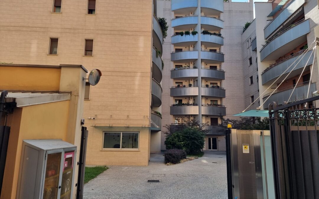 Ampio box in Via Noe 6 completamente automatizzato.