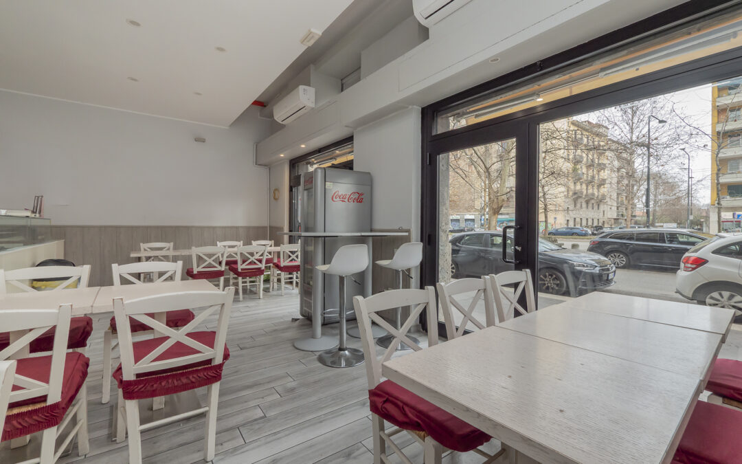 Negozio a due vetrine con retro e magazzino annesso.