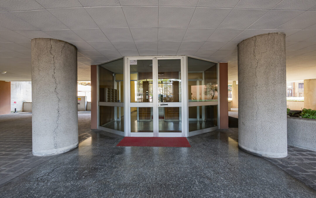 Comodo magazzino con passo carraio e doppio ingresso.