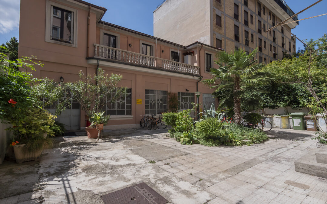 SOLUZIONE INDIPENDENTE SU DUE PIANI CON TERRAZZO – AMPIA METRATURA DA PERSONALIZZARE.